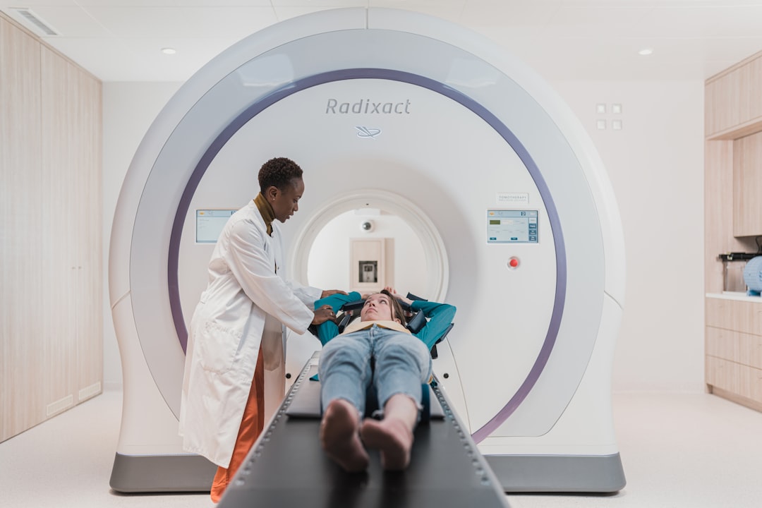 نمای نزدیک از تجهیزات پیشرفته MRI در یک مرکز تصویربرداری نمای نزدیک از تجهیزات پیشرفته MRI در یک مرکز تصویربرداری